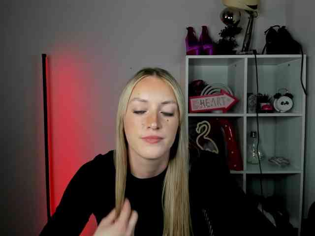 EvelynBlond26 webcam