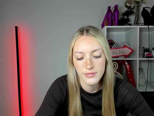 EvelynBlond26 webcam