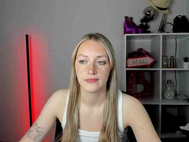 EvelynBlond26 webcam