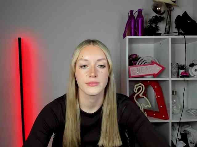 Model: EvelynBlond26