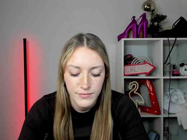 EvelynBlond26 webcam