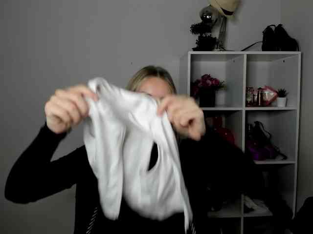 EvelynBlond26 webcam