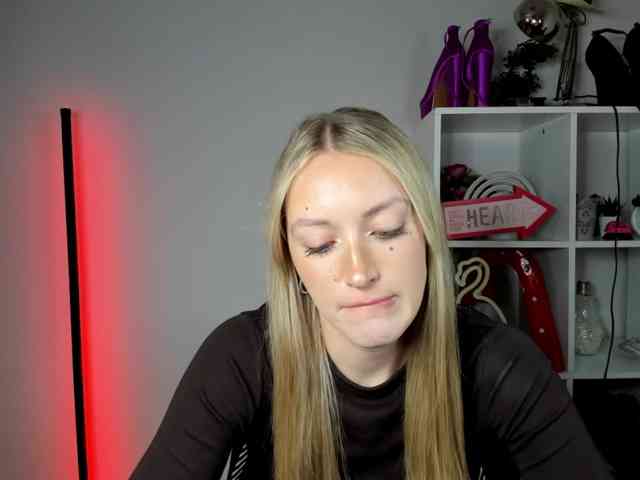 EvelynBlond26 webcam