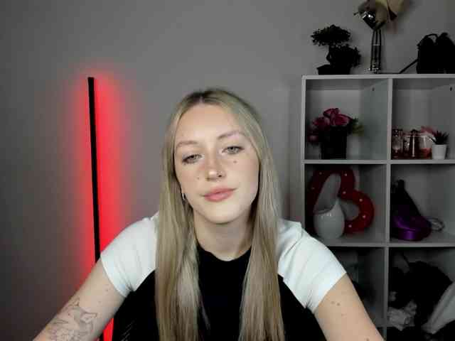 EvelynBlond26 webcam