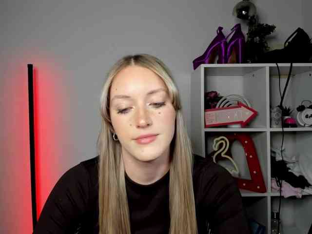 EvelynBlond26 webcam