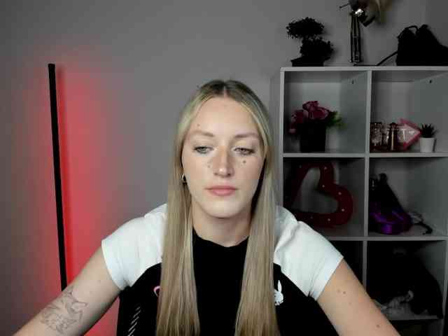 EvelynBlond26 webcam