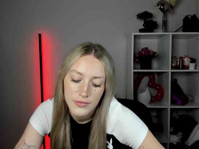 EvelynBlond26 webcam
