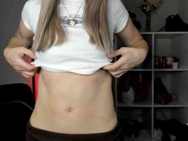 EvelynBlond26 webcam