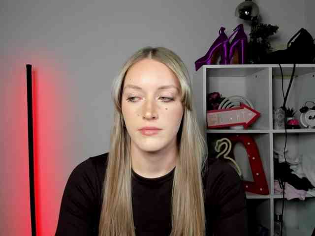 EvelynBlond26 webcam