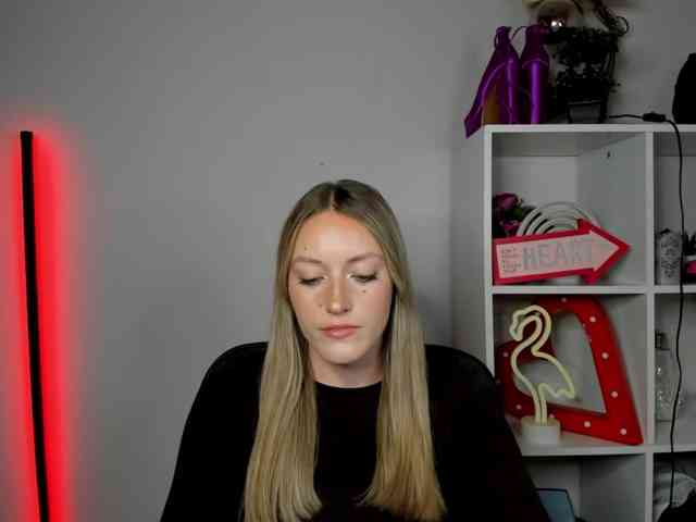 EvelynBlond26 webcam
