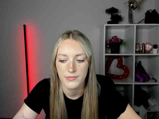 EvelynBlond26 webcam