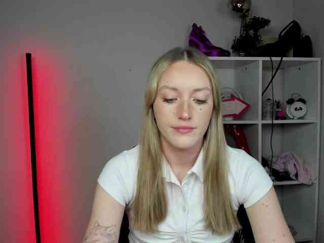 EvelynBlond26 webcam