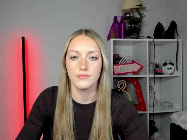 EvelynBlond26 webcam
