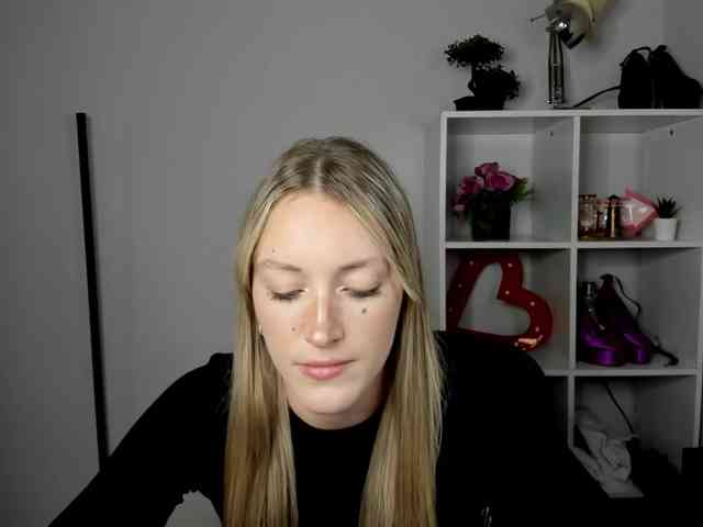 EvelynBlond26 webcam