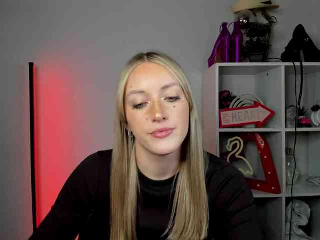 EvelynBlond26 webcam