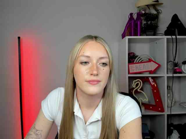 EvelynBlond26 webcam