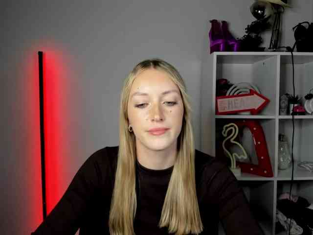 EvelynBlond26 webcam