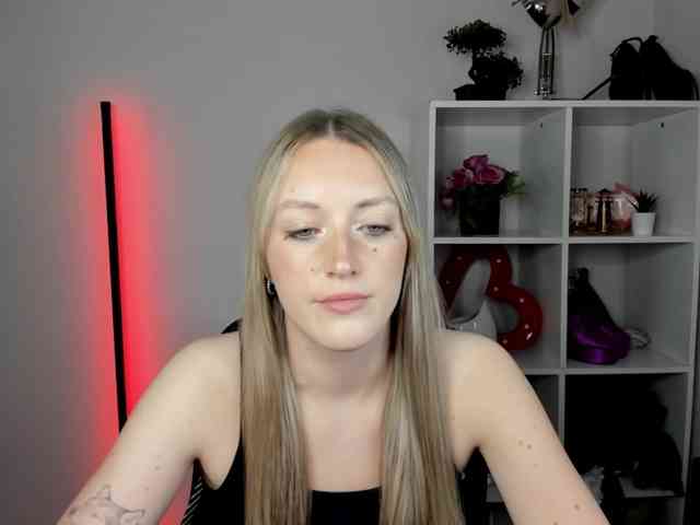EvelynBlond Live Webcam on BongaCams