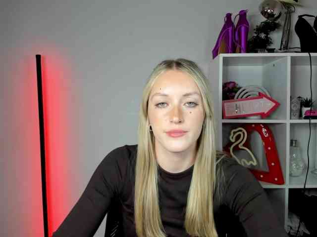 EvelynBlond26 webcam