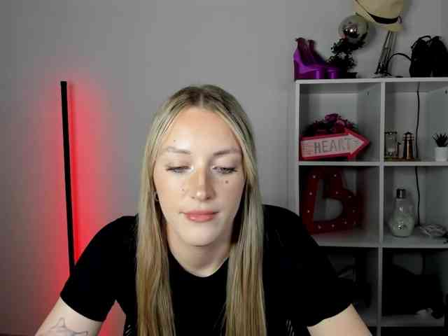 EvelynBlond26 webcam