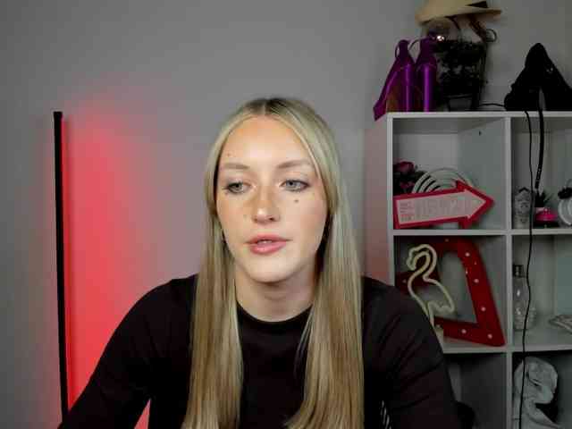 EvelynBlond26 webcam