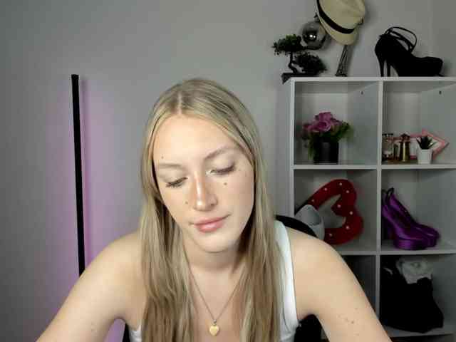 EvelynBlond26 webcam