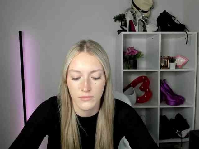 EvelynBlond26 webcam