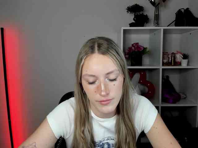 EvelynBlond26 webcam