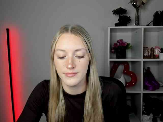 EvelynBlond26 webcam