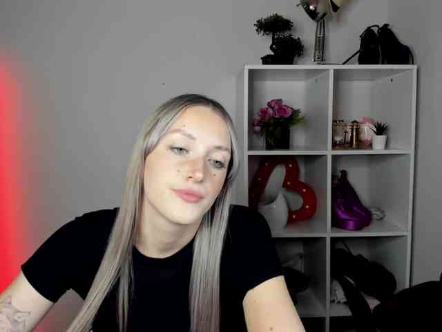 EvelynBlond26 webcam