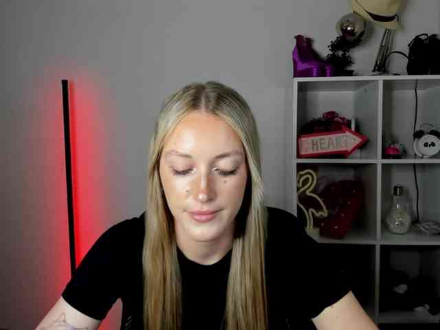 EvelynBlond26 webcam