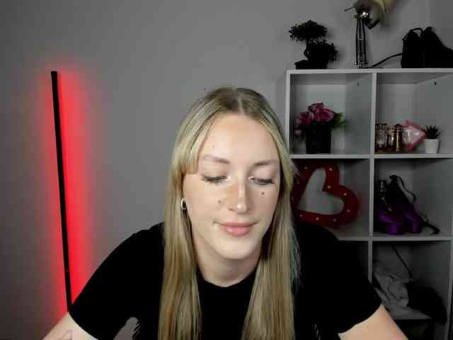 EvelynBlond26 webcam