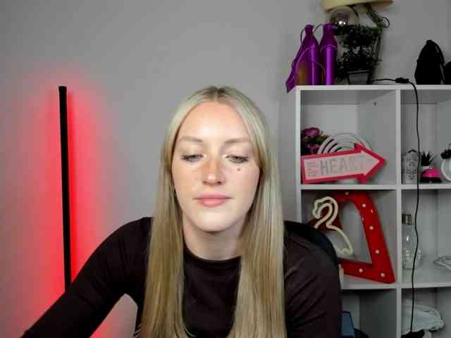 EvelynBlond26 webcam