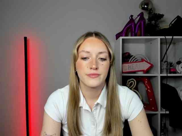 EvelynBlond26 webcam
