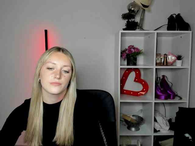 EvelynBlond26 webcam
