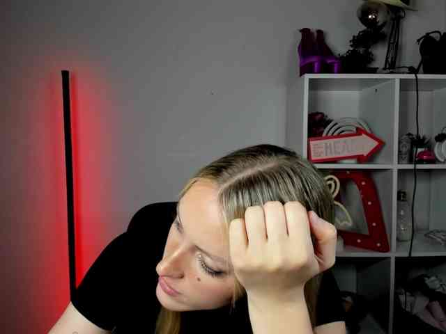EvelynBlond26 webcam