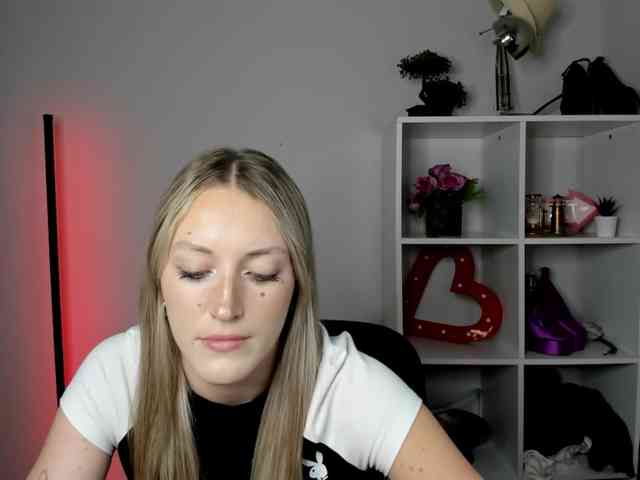 EvelynBlond26 webcam