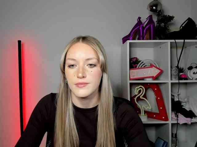 EvelynBlond26 webcam