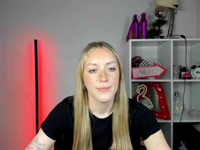 EvelynBlond26 webcam