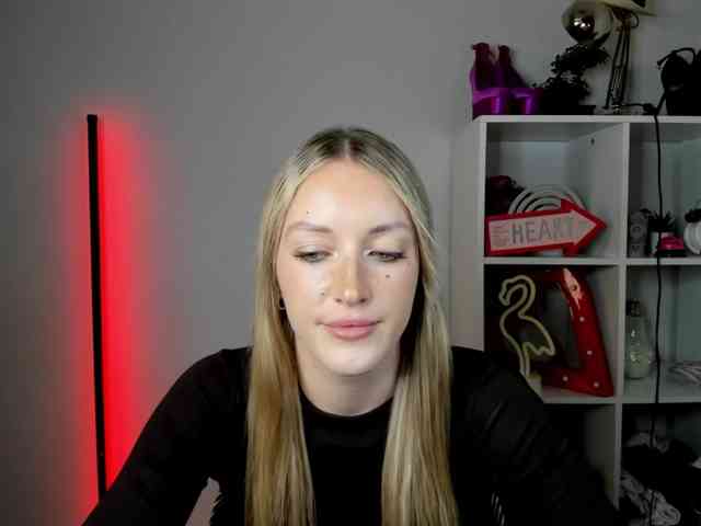 EvelynBlond26 webcam
