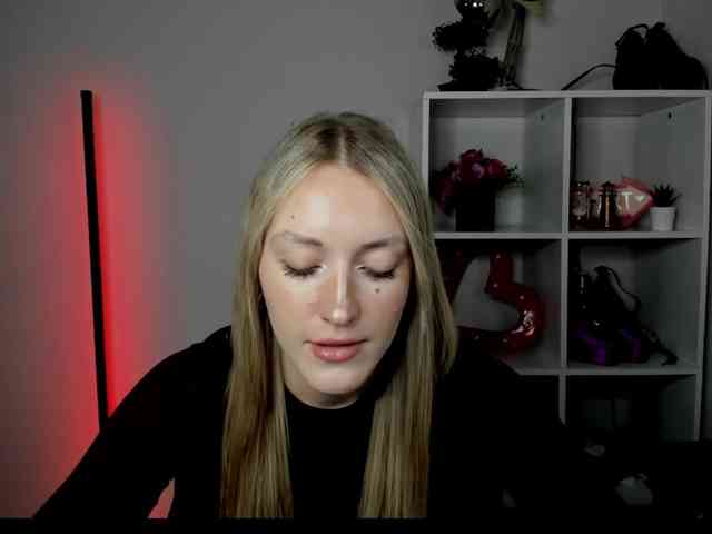 EvelynBlond26 webcam