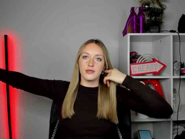 EvelynBlond26 webcam