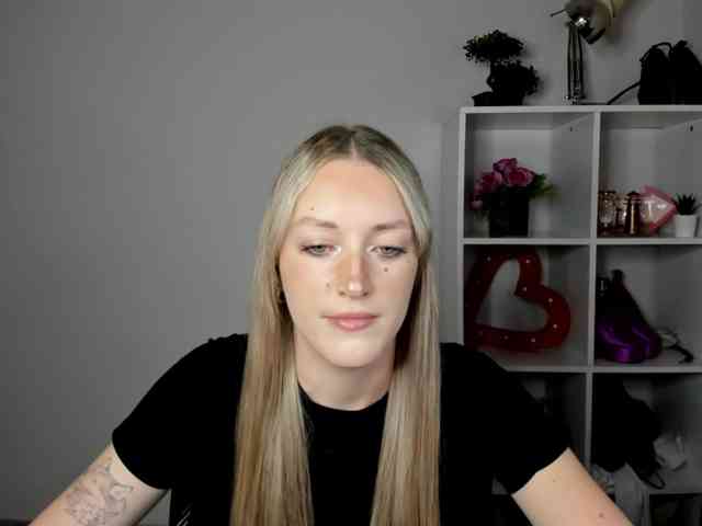 EvelynBlond26 webcam