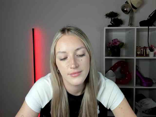 EvelynBlond26 webcam