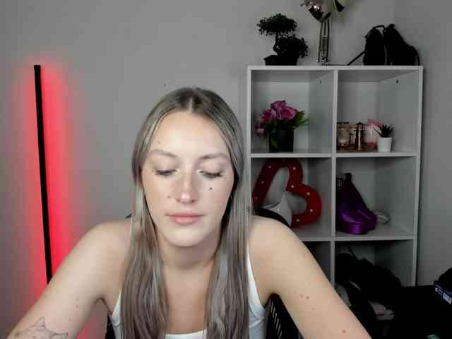 EvelynBlond26 webcam