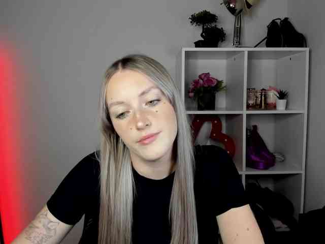 EvelynBlond26 webcam