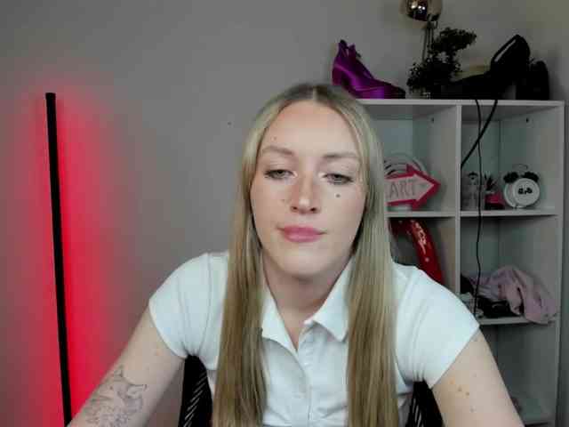 EvelynBlond26 webcam