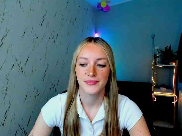 EvelynBlond26 webcam