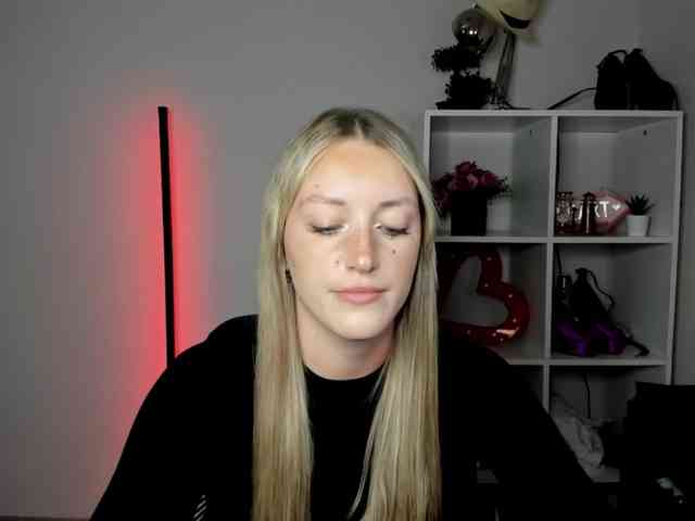 EvelynBlond26 webcam