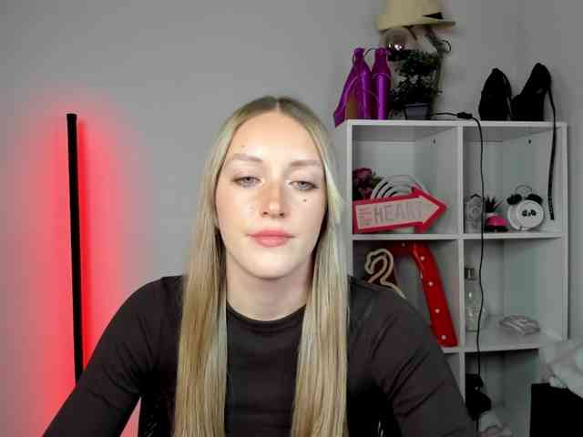 EvelynBlond26 webcam